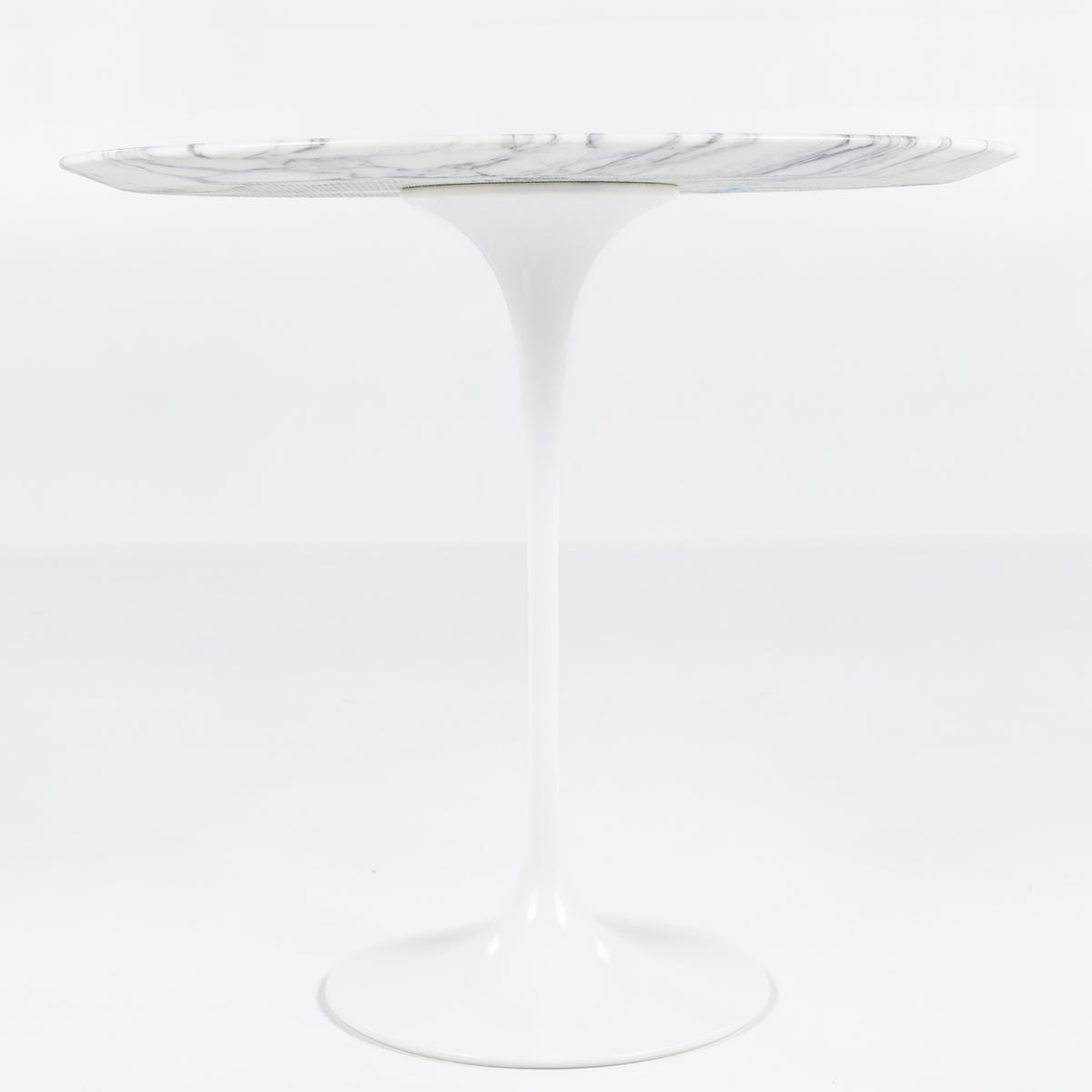 Saarinen Oval sidebord i hvid marmor