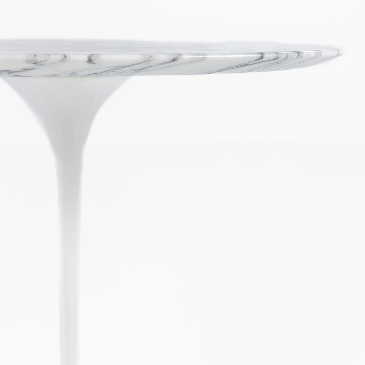 Saarinen Oval sidebord i hvid marmor