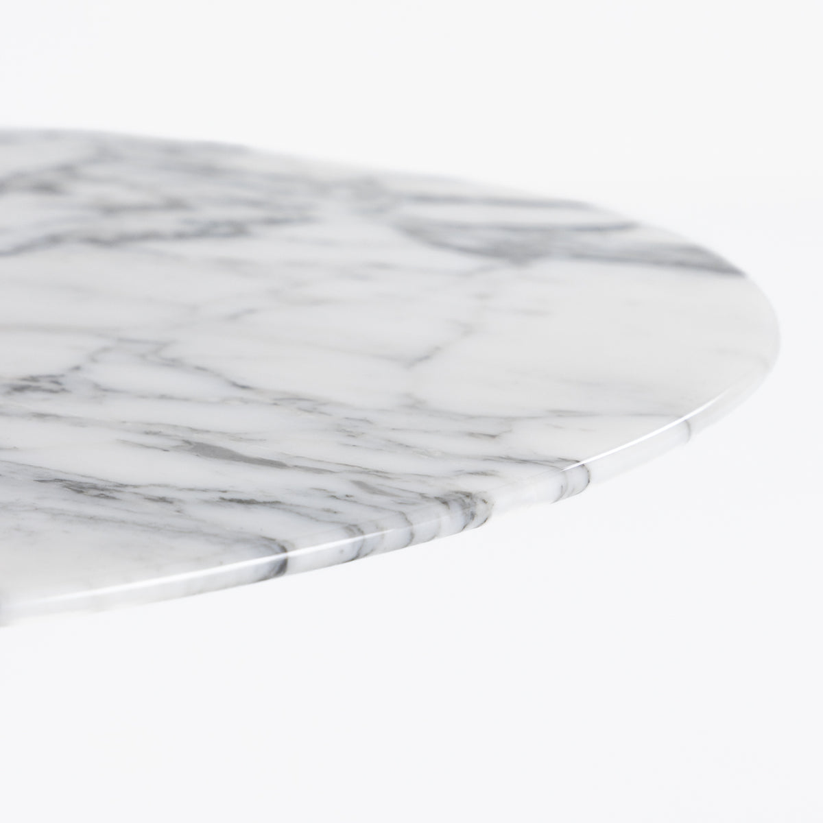 Saarinen Oval sidebord i hvid marmor