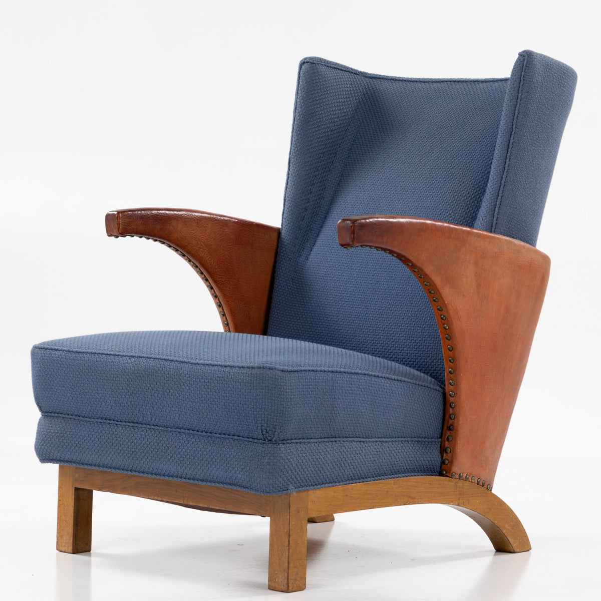 Lounge chair in textile