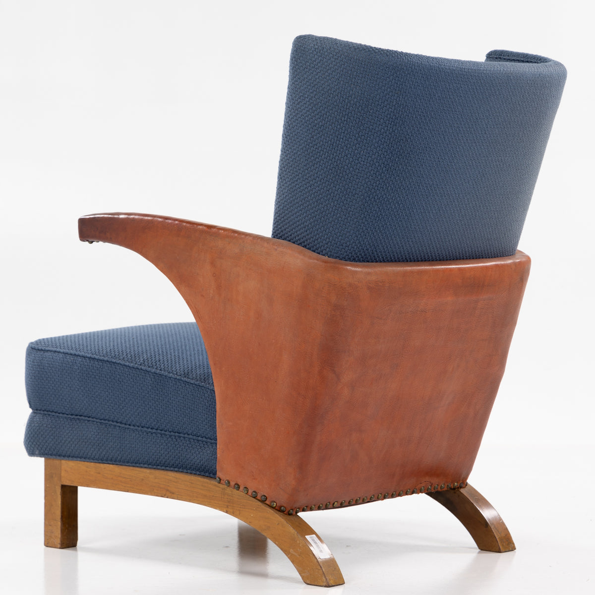 Lounge chair in textile