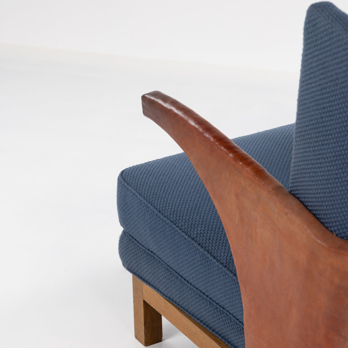 Lounge chair in textile