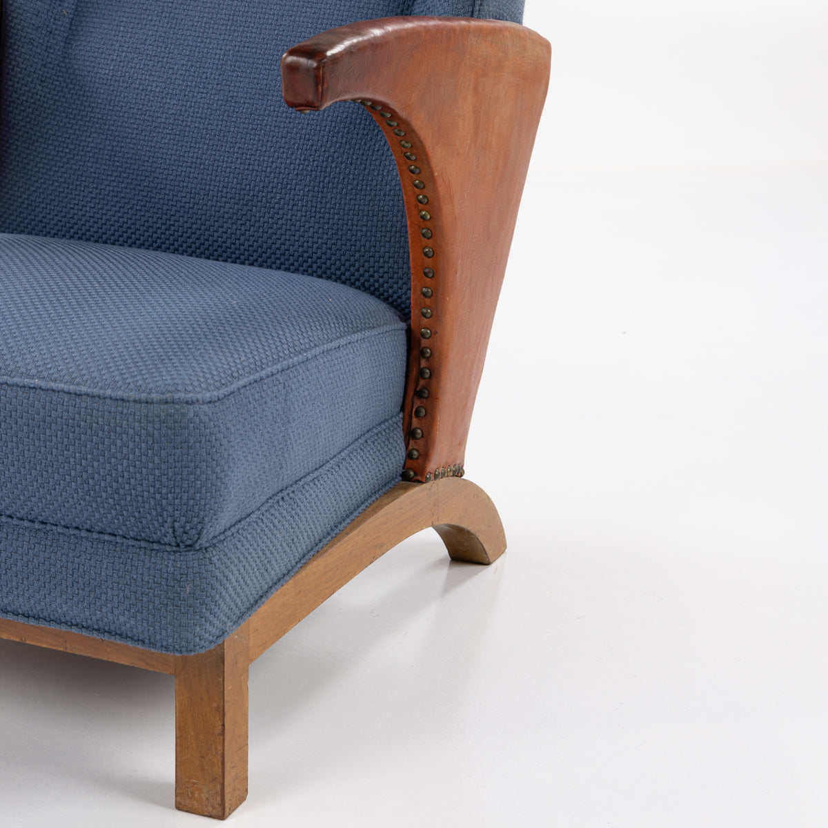 Lounge chair in textile