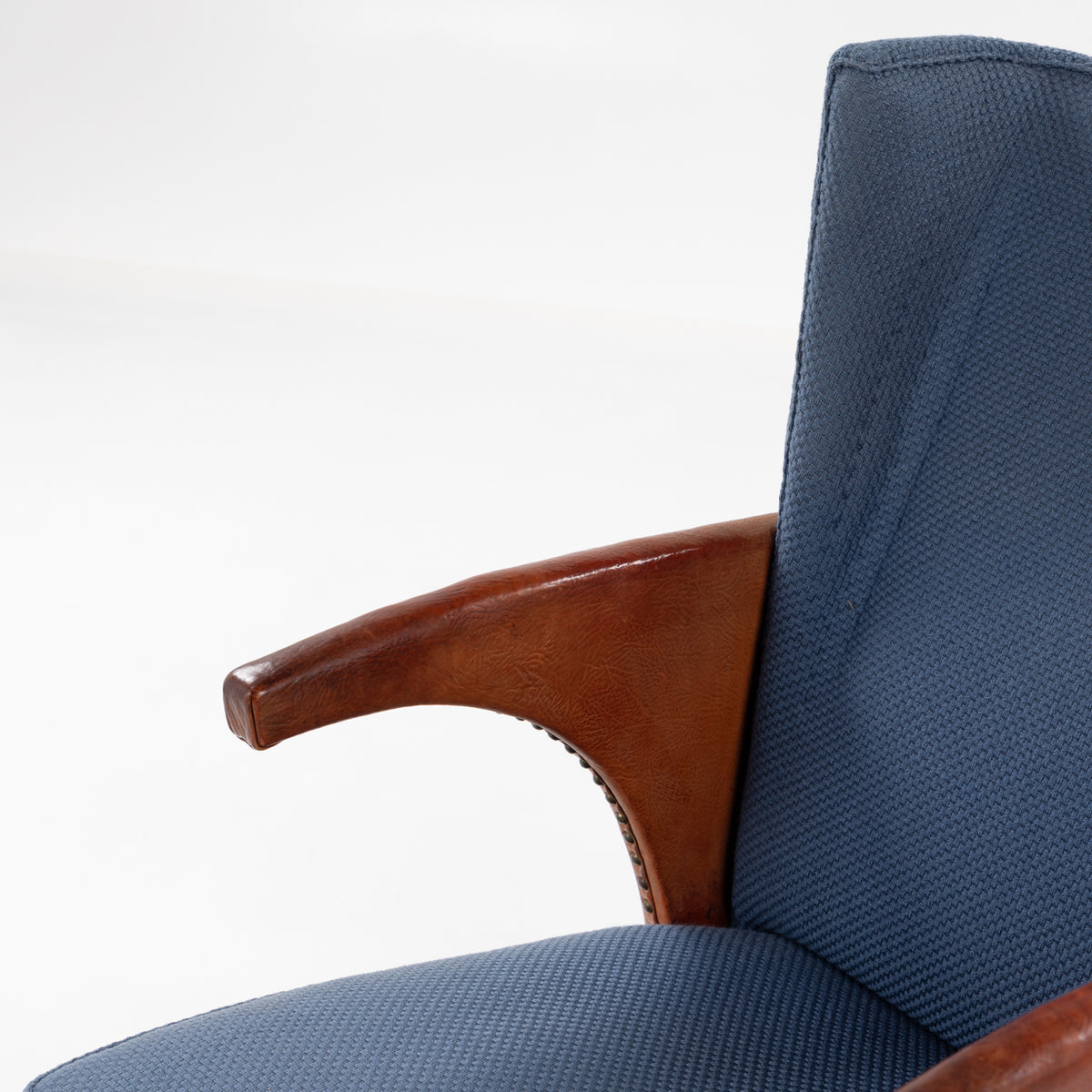 Lounge chair in textile