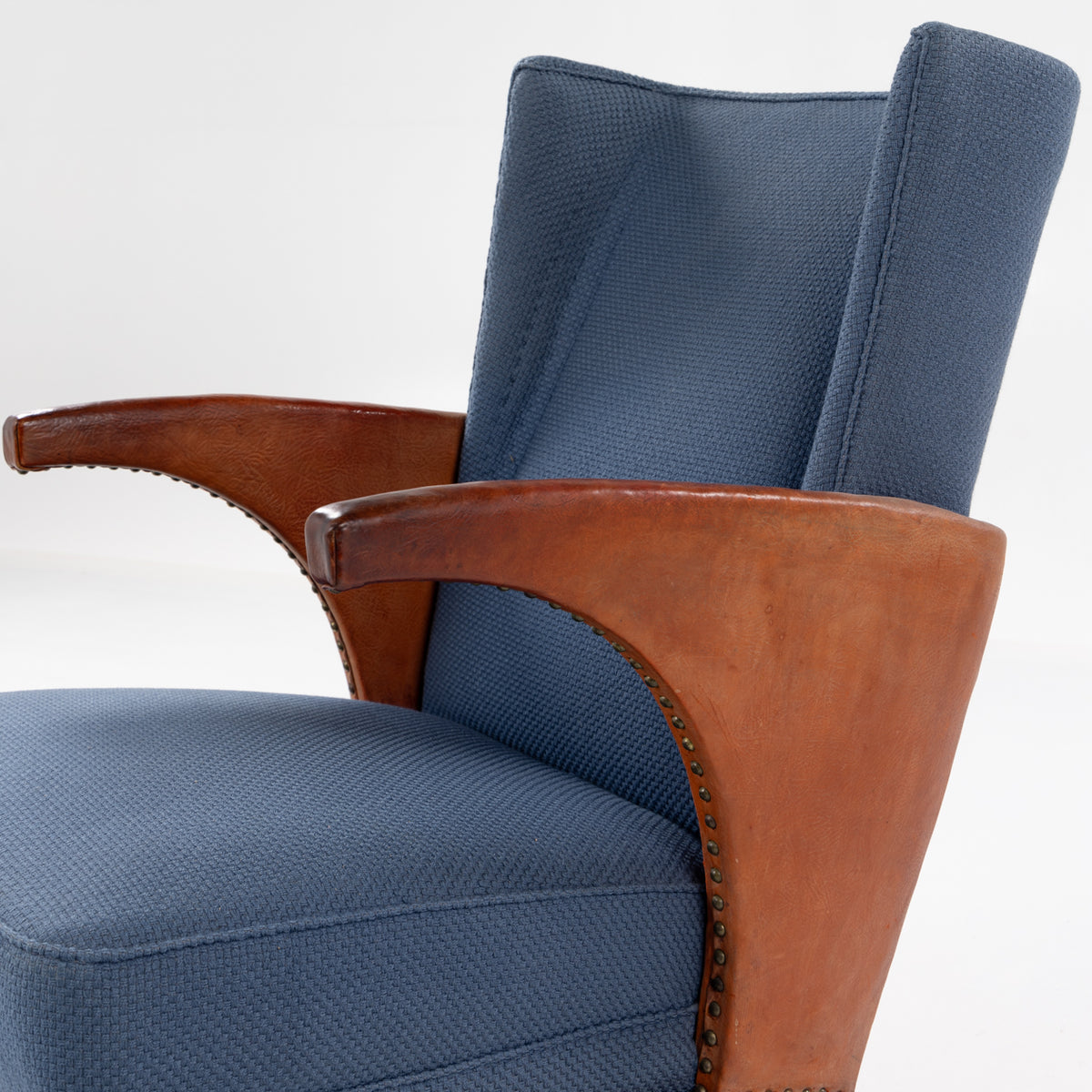 Lounge chair in textile