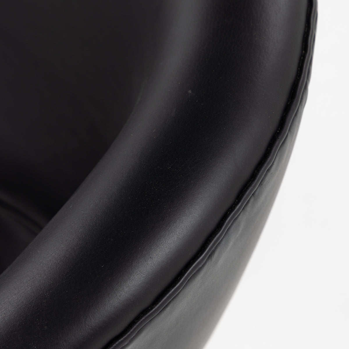 AJ 3318 - 'The Pot' in black leather