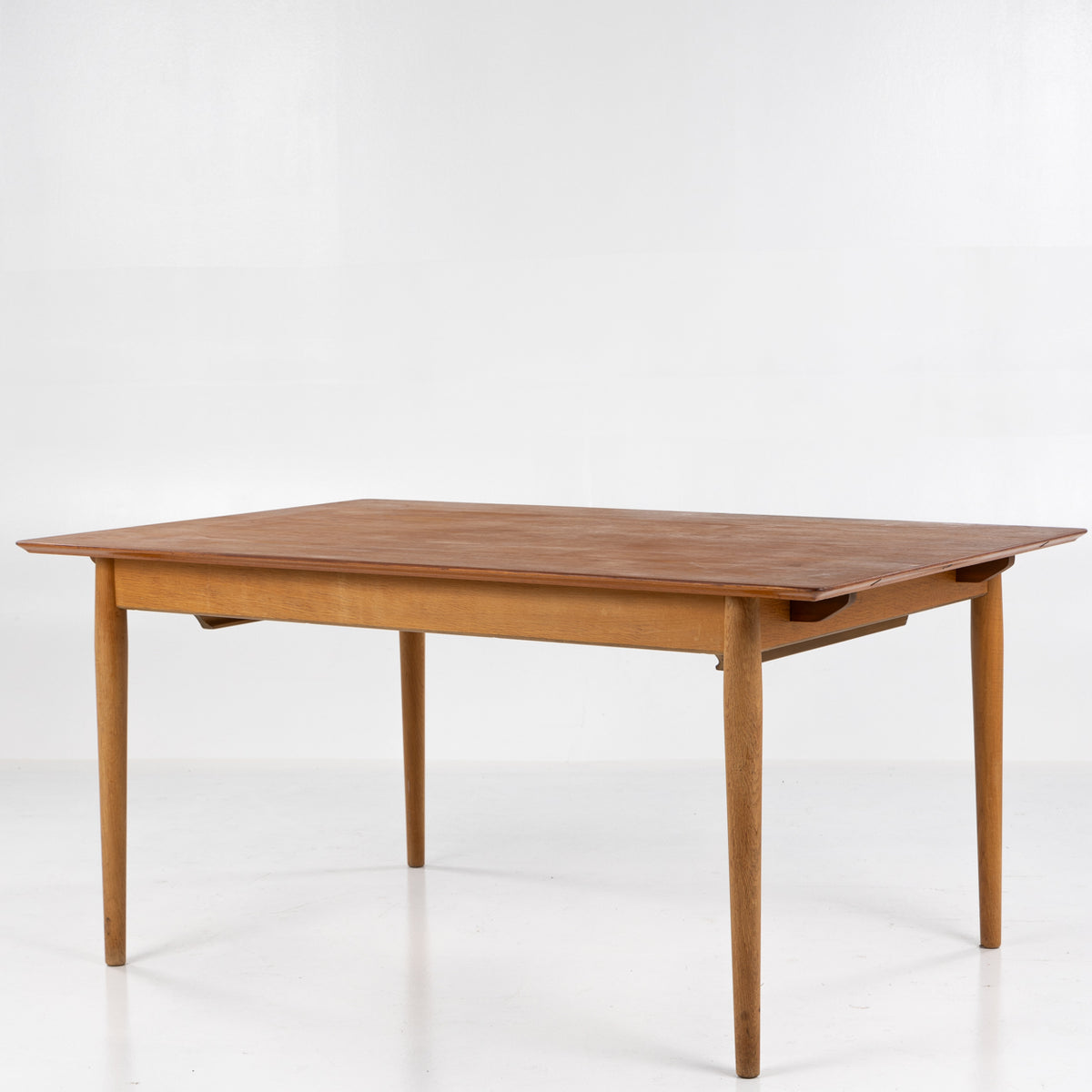 Dining table in teak