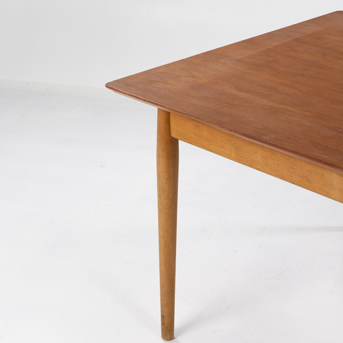 Dining table in teak