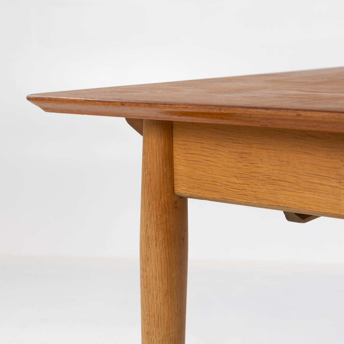 Dining table in teak