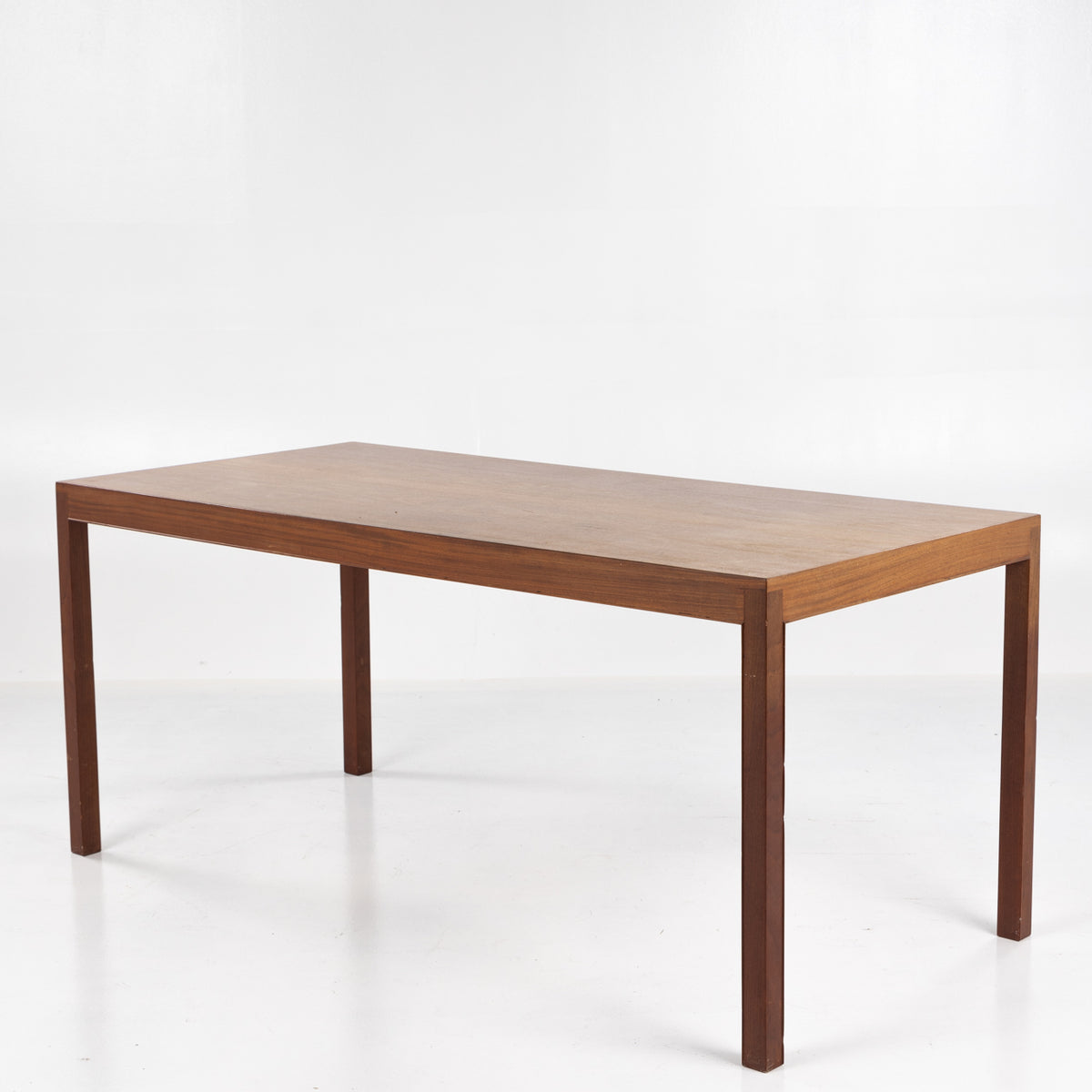 Dining table in mahogany
