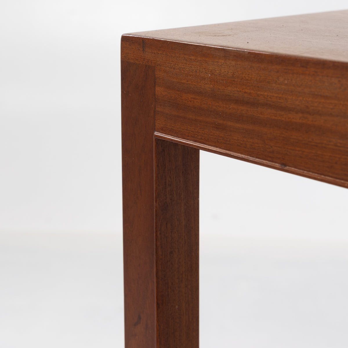Dining table in mahogany