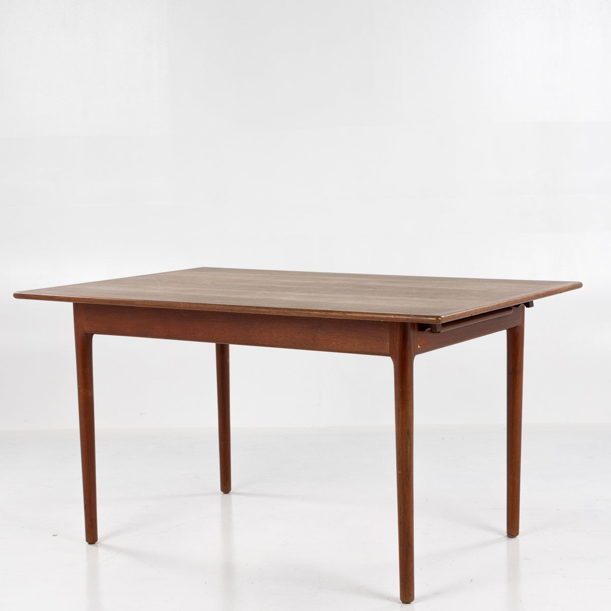 Dining table in teak