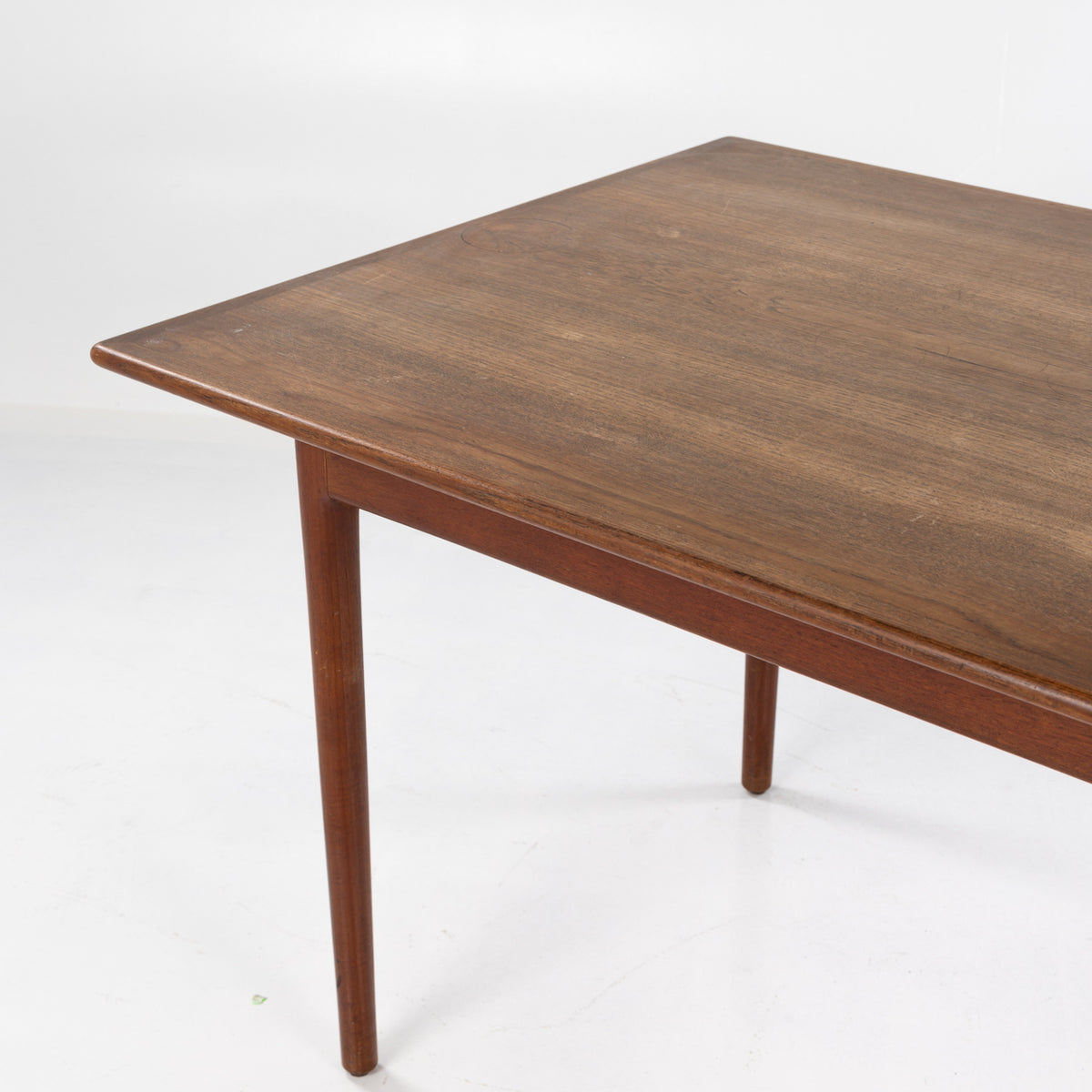 Dining table in teak