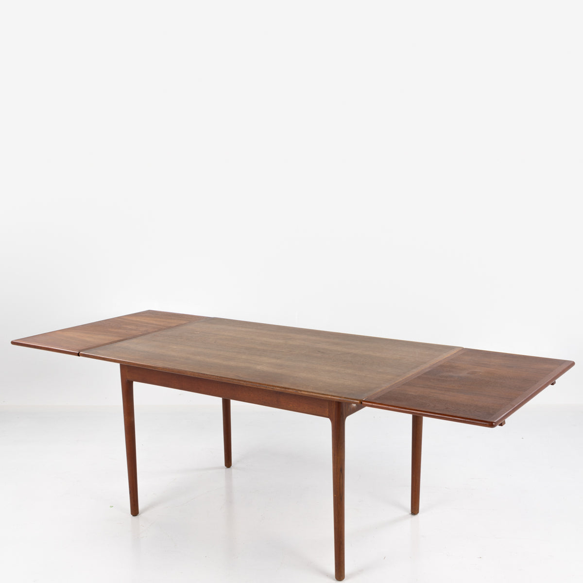 Dining table in teak