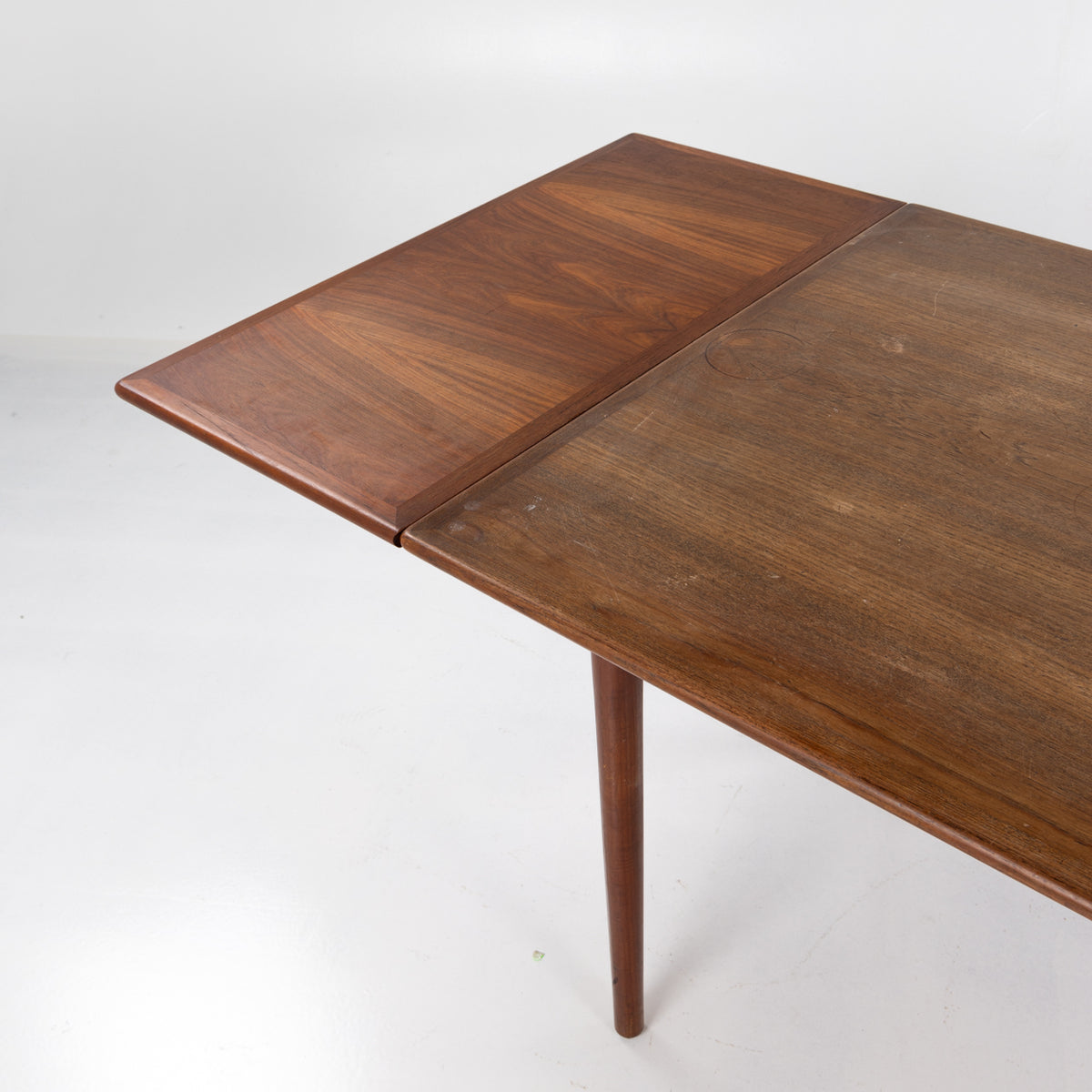 Dining table in teak