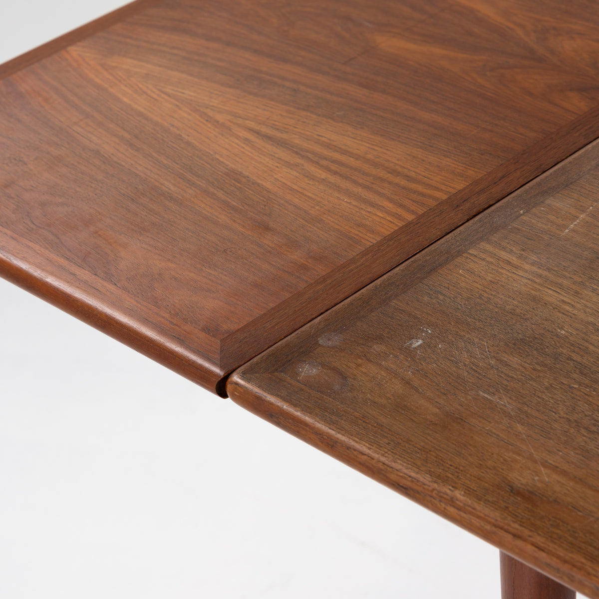 Dining table in teak