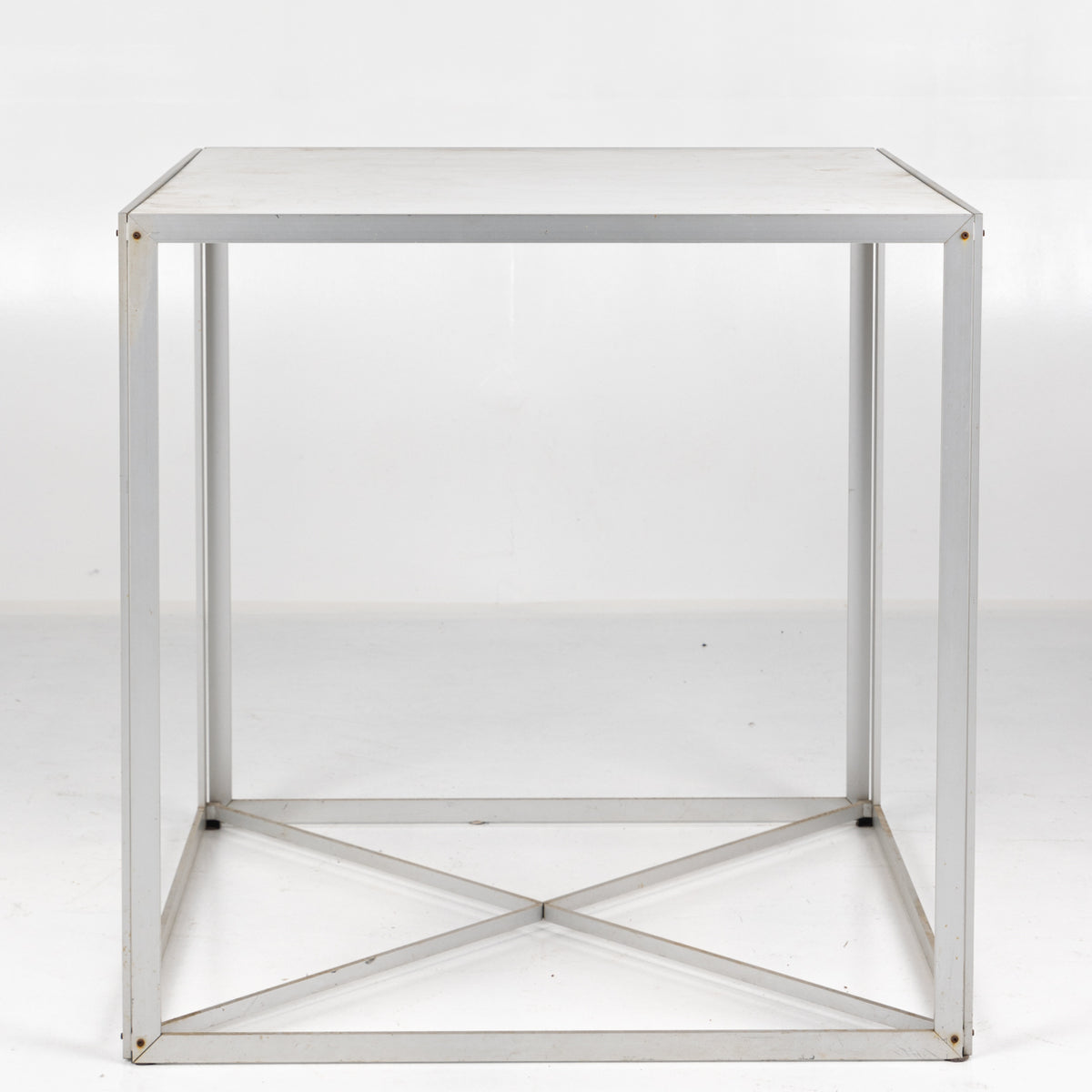 Exhibition podium in aluminium