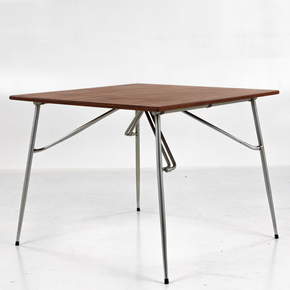 Dining table in teak