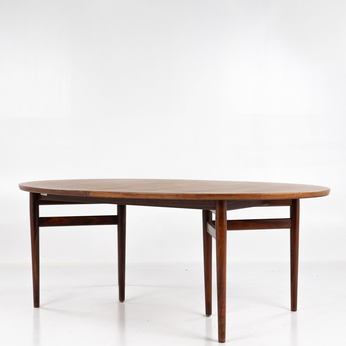 Oval dining table in rosewood