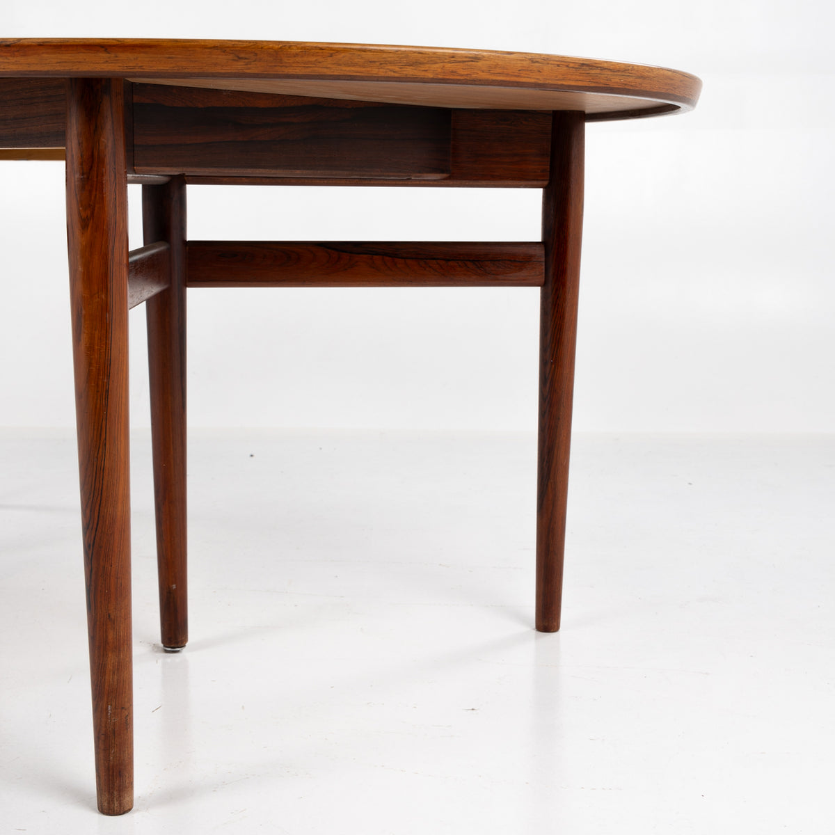 Oval dining table in rosewood