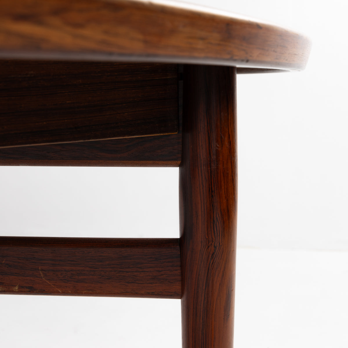Oval dining table in rosewood