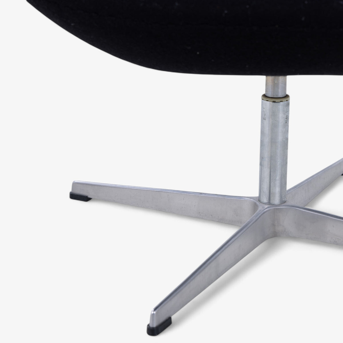 AJ 3320 - 'Svanen' i sort tekstil