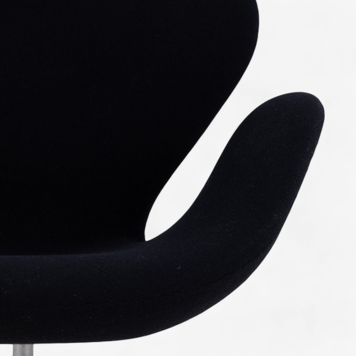 AJ 3320 - 'Svanen' i sort tekstil