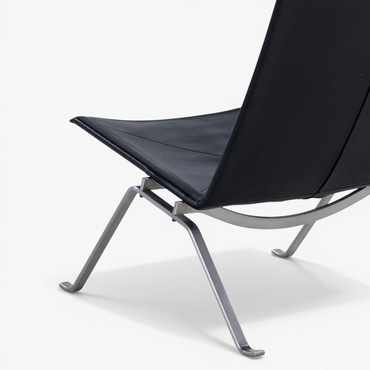PK 22 - Easy chair in black leather