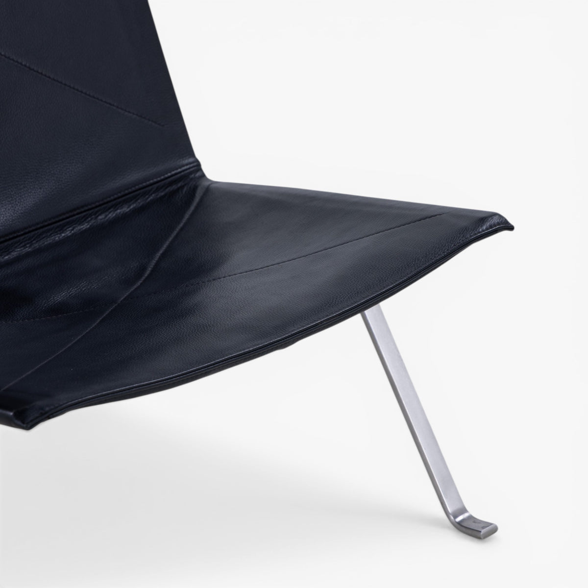 PK 22 - Easy chair in black leather