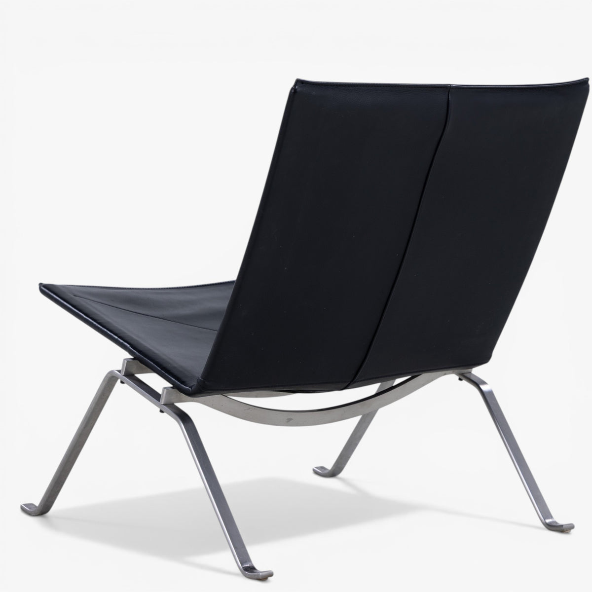 PK 22 - Easy chair in black leather