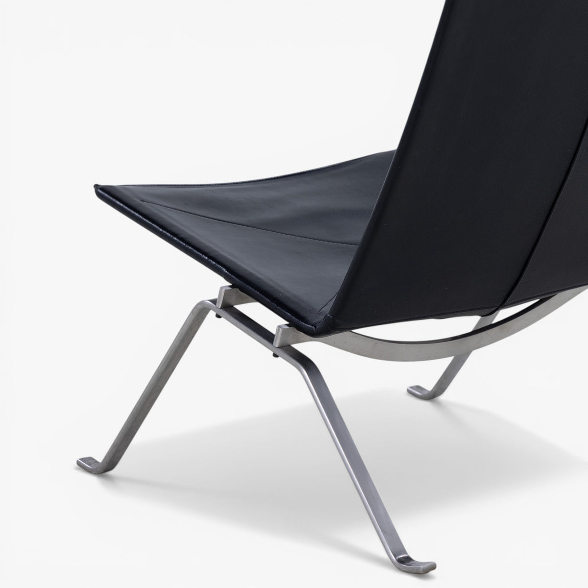 PK 22 - Easy chair in black leather