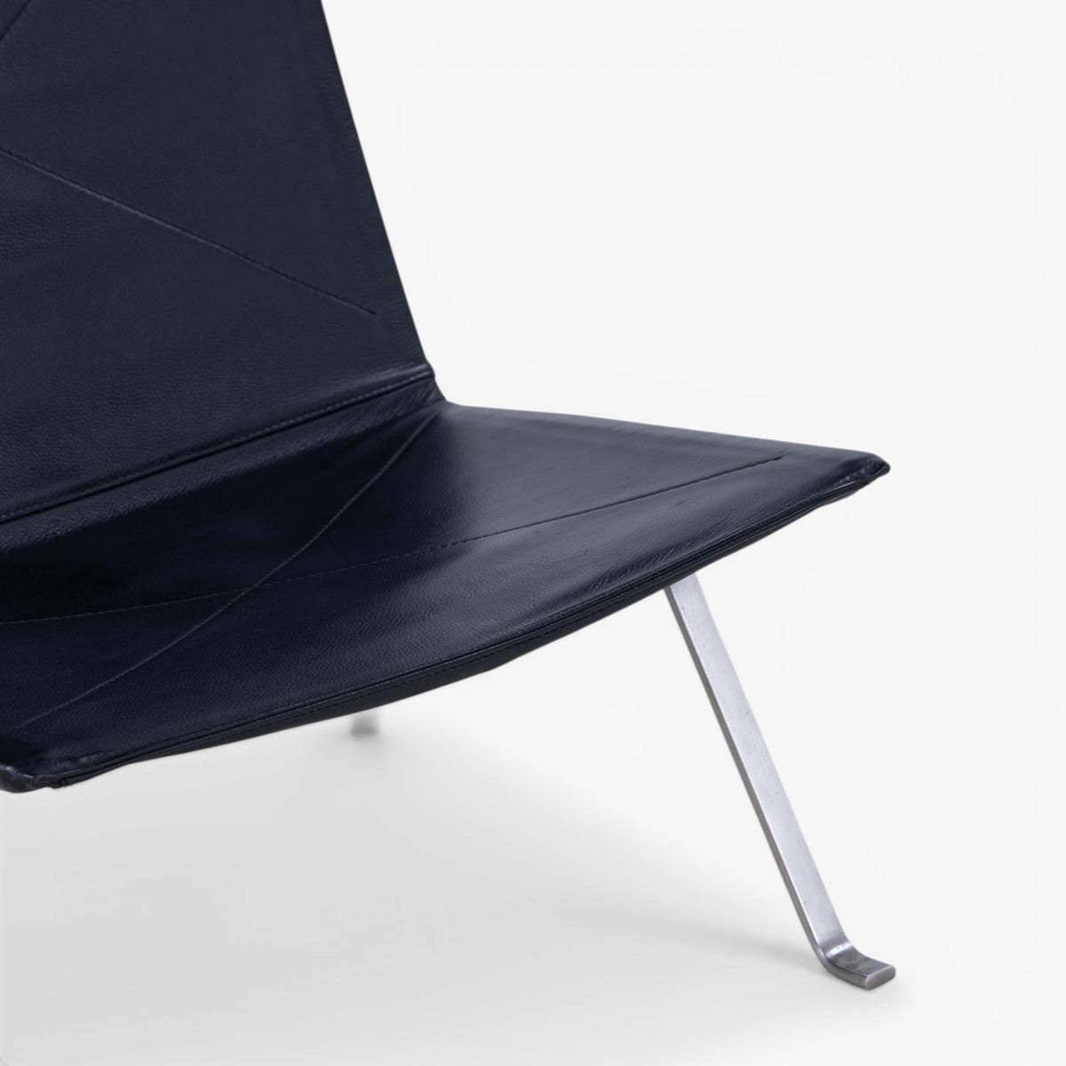 PK 22 - Easy chair in black leather