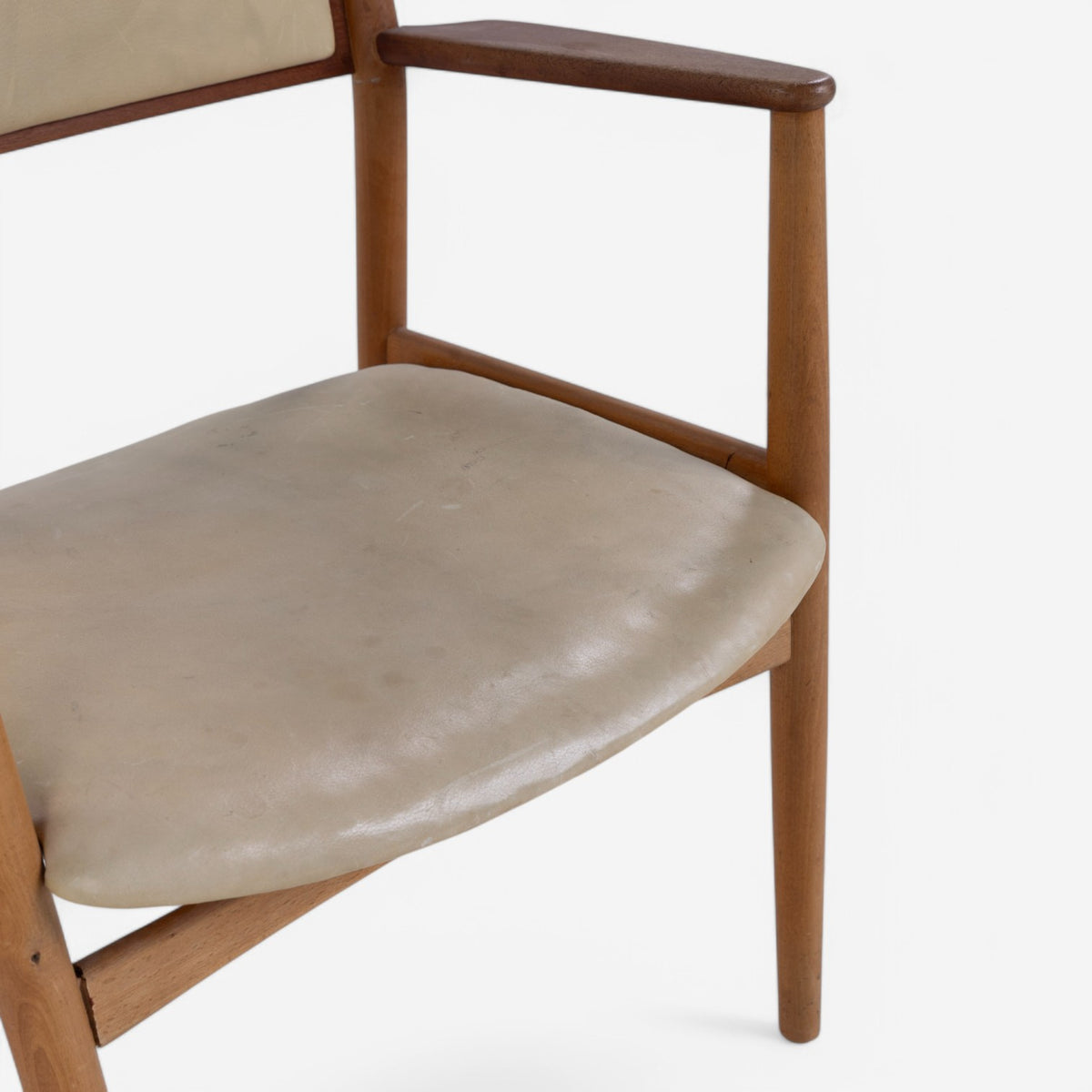 BM 147 - Armchair in beech