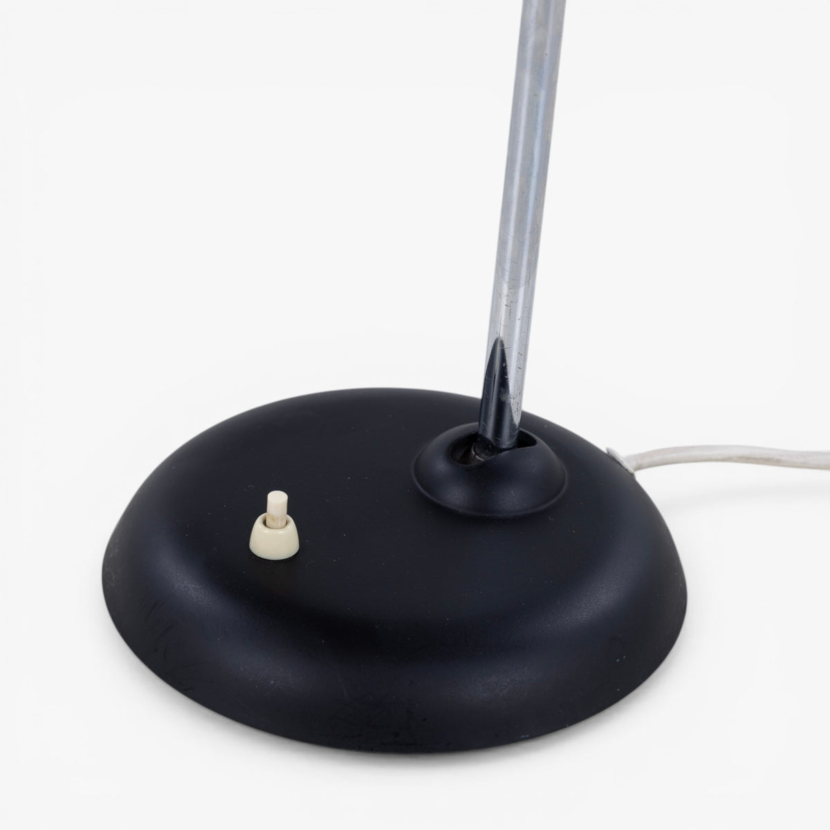 Bordlampe i sort metal