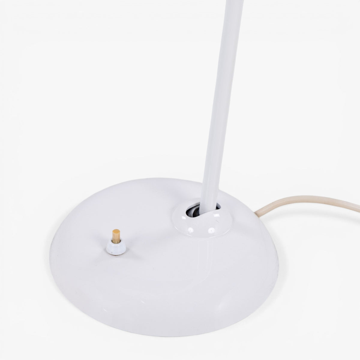 Bordlampe i hvidt metal