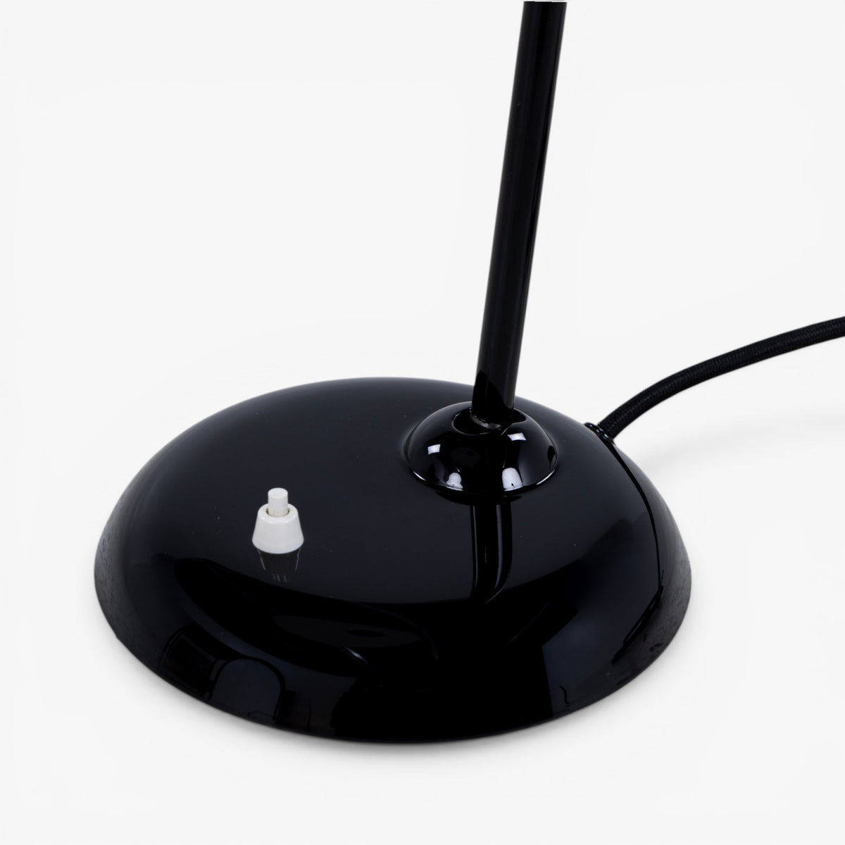 Bordlampe i sort metal