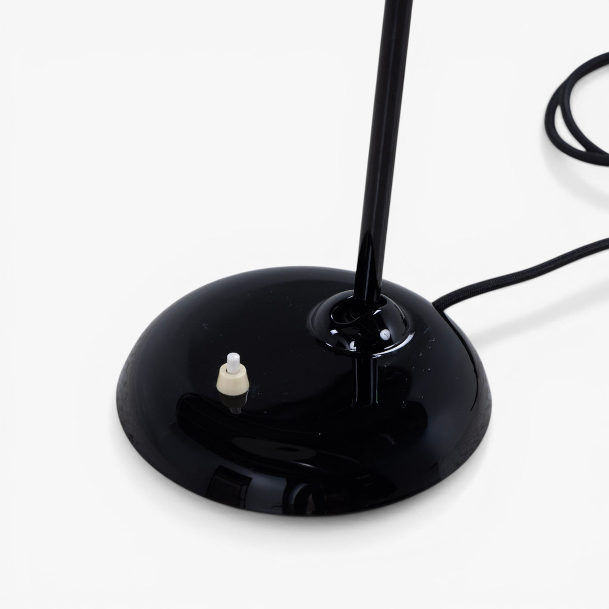 Bordlampe i sort metal