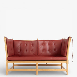 BM 1789 – Ompolstret Tremmesofa i dækfarvet læder (Indian Red)