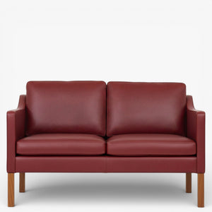 BM 2322 – Ompolstret 2 pers. sofa i dækfarvet læder (Indian Red)