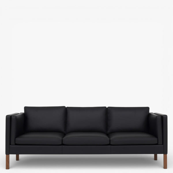 BM 2333 – Ompolstret 3 pers. sofa i dækfarvet læder (Black)