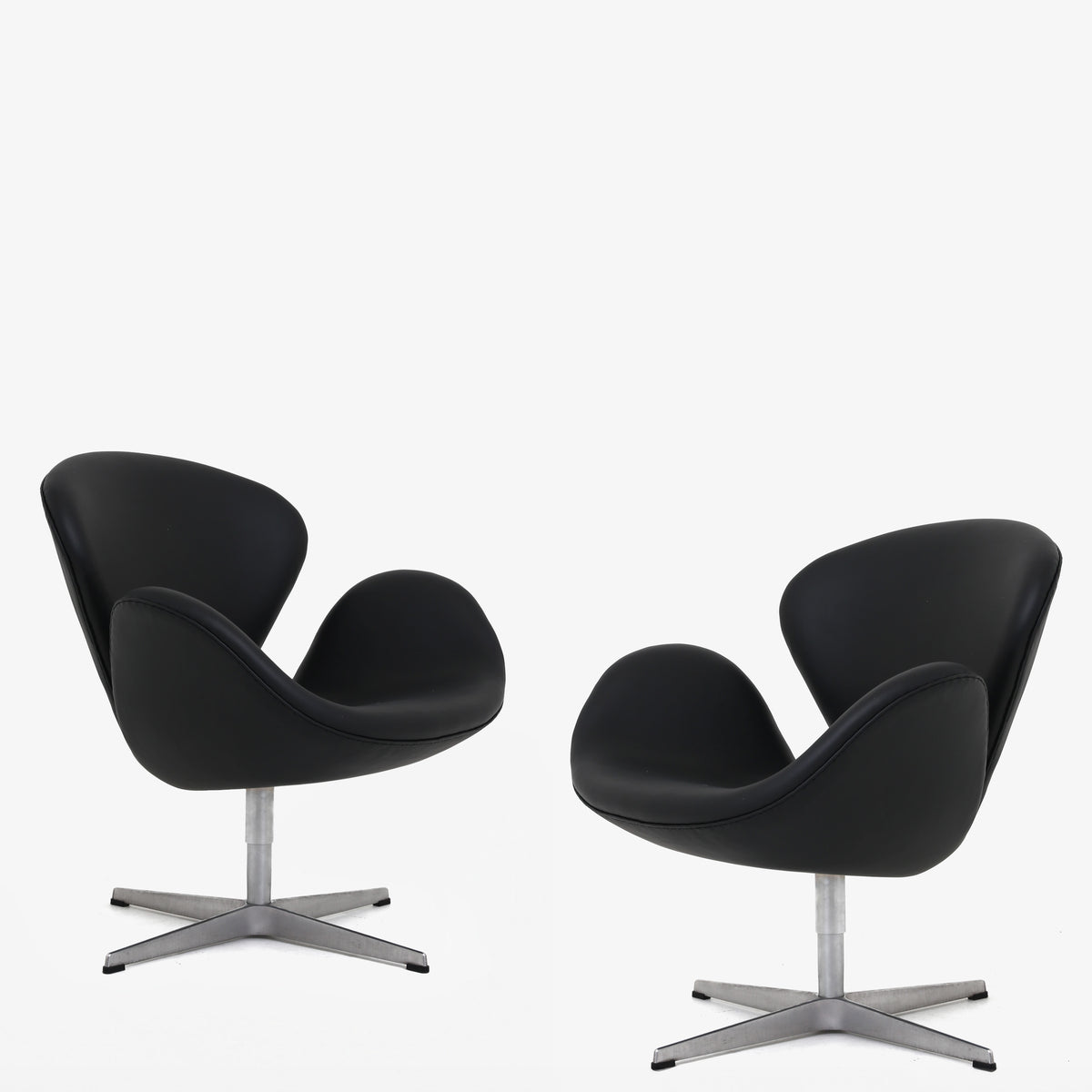 AJ 3320 - A pair of 'Swan Chairs' in Savanne leather