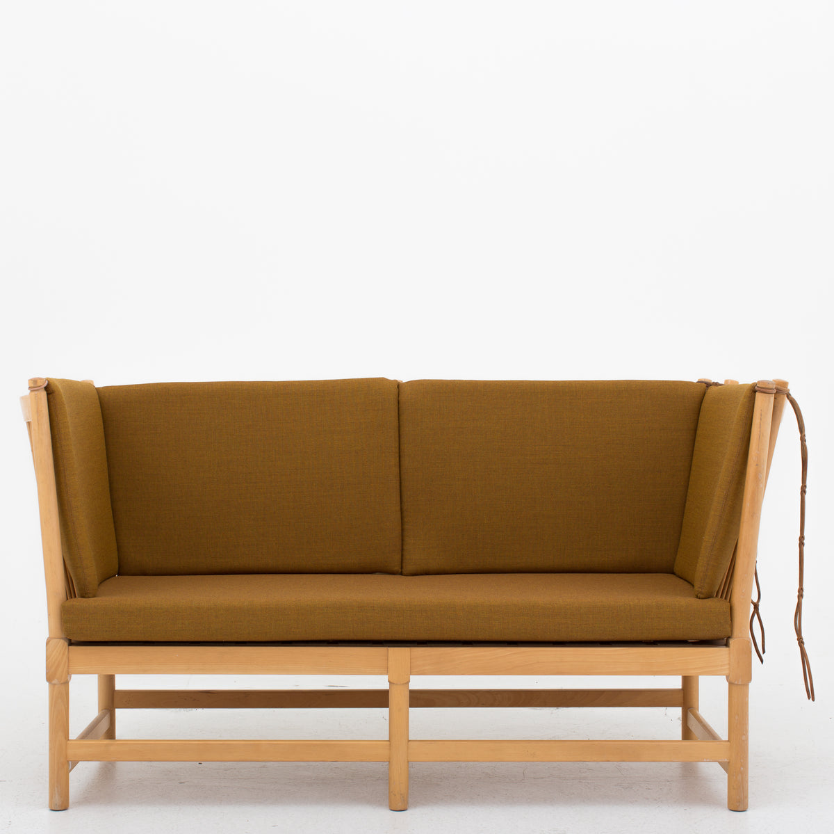 BM 1789 - Spoke-back sofa in new textile