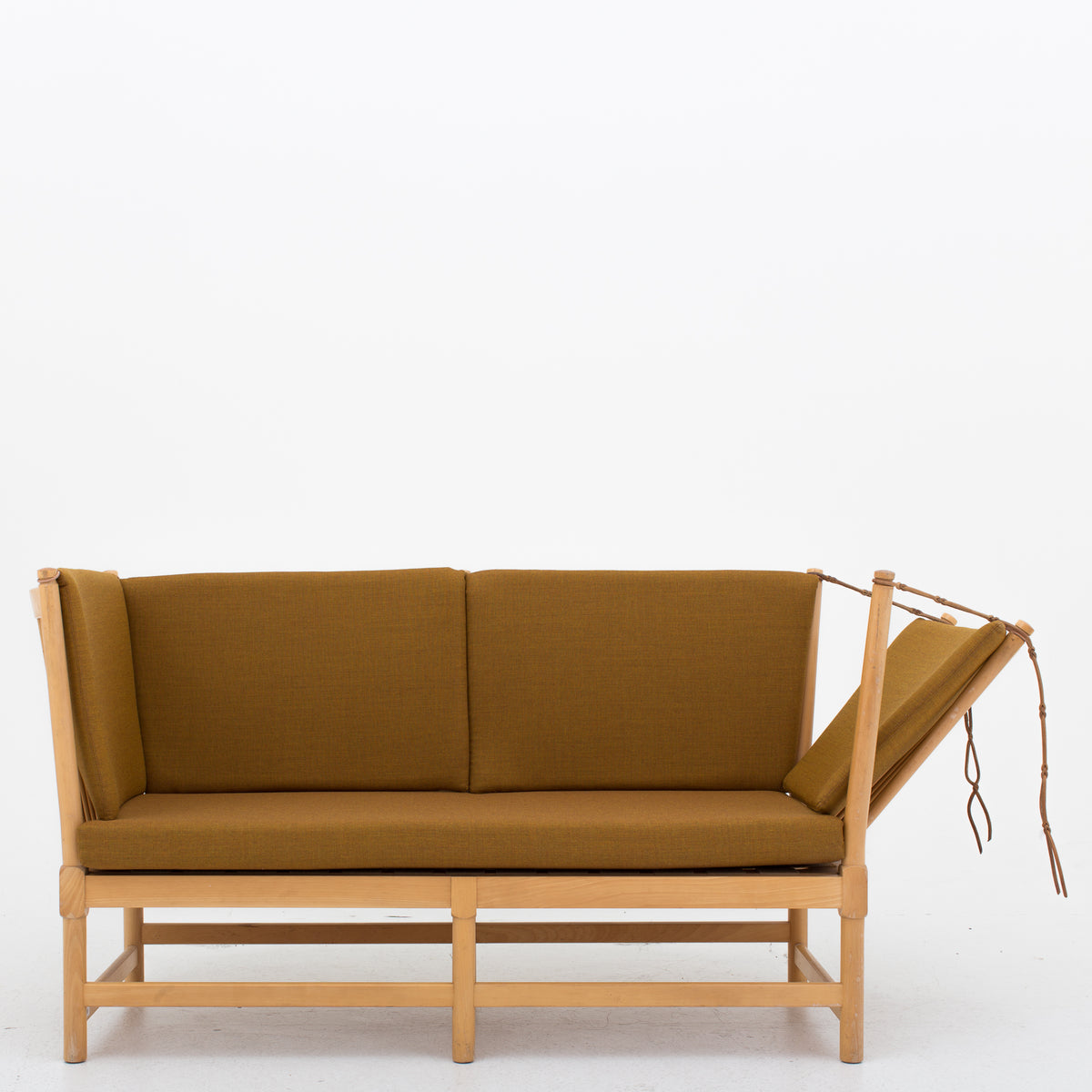BM 1789 - Spoke-back sofa in new textile