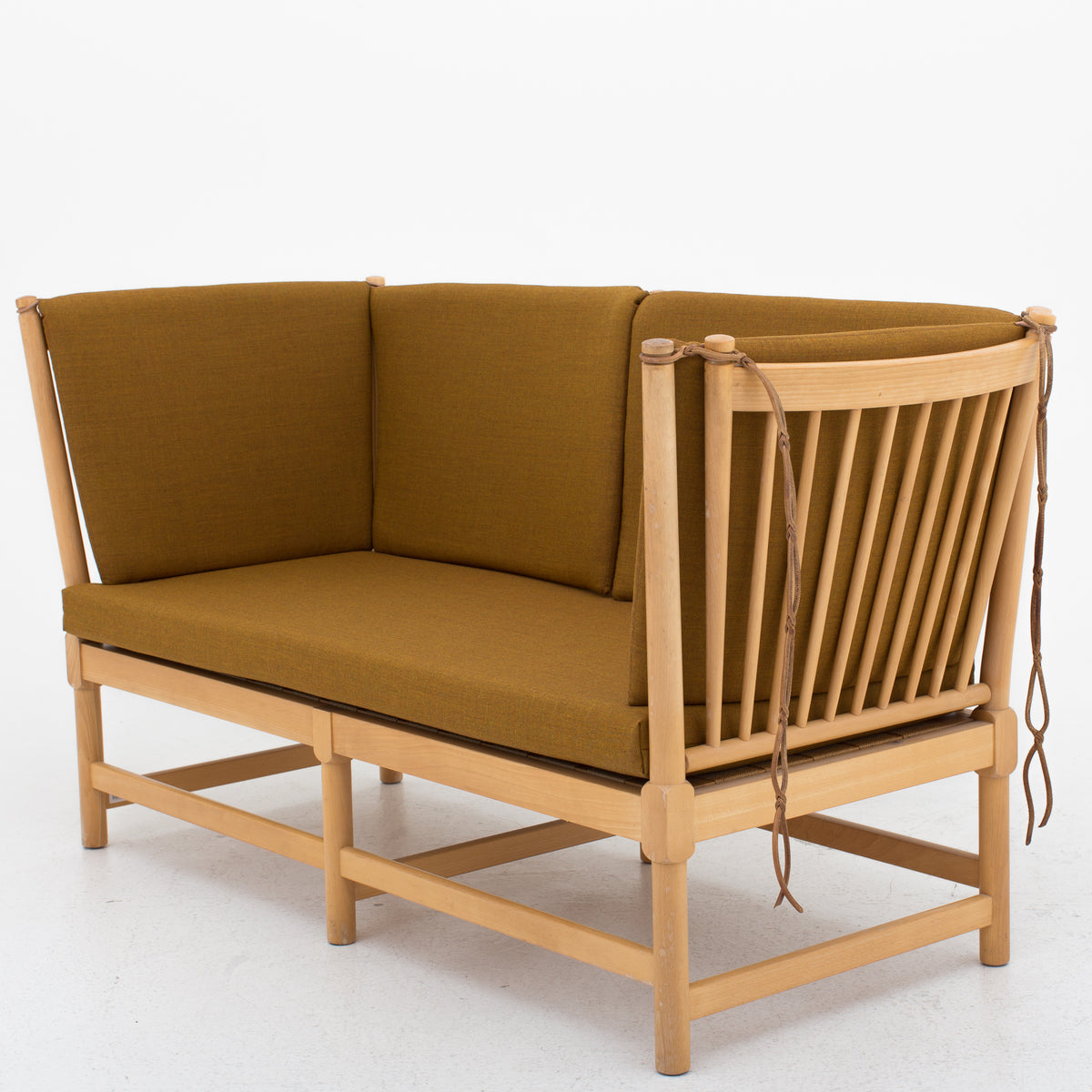 BM 1789 - Spoke-back sofa in new textile