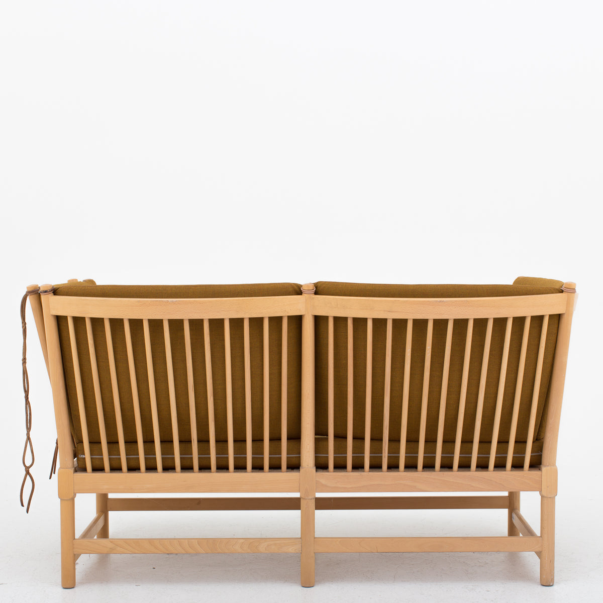 BM 1789 - Spoke-back sofa in new textile