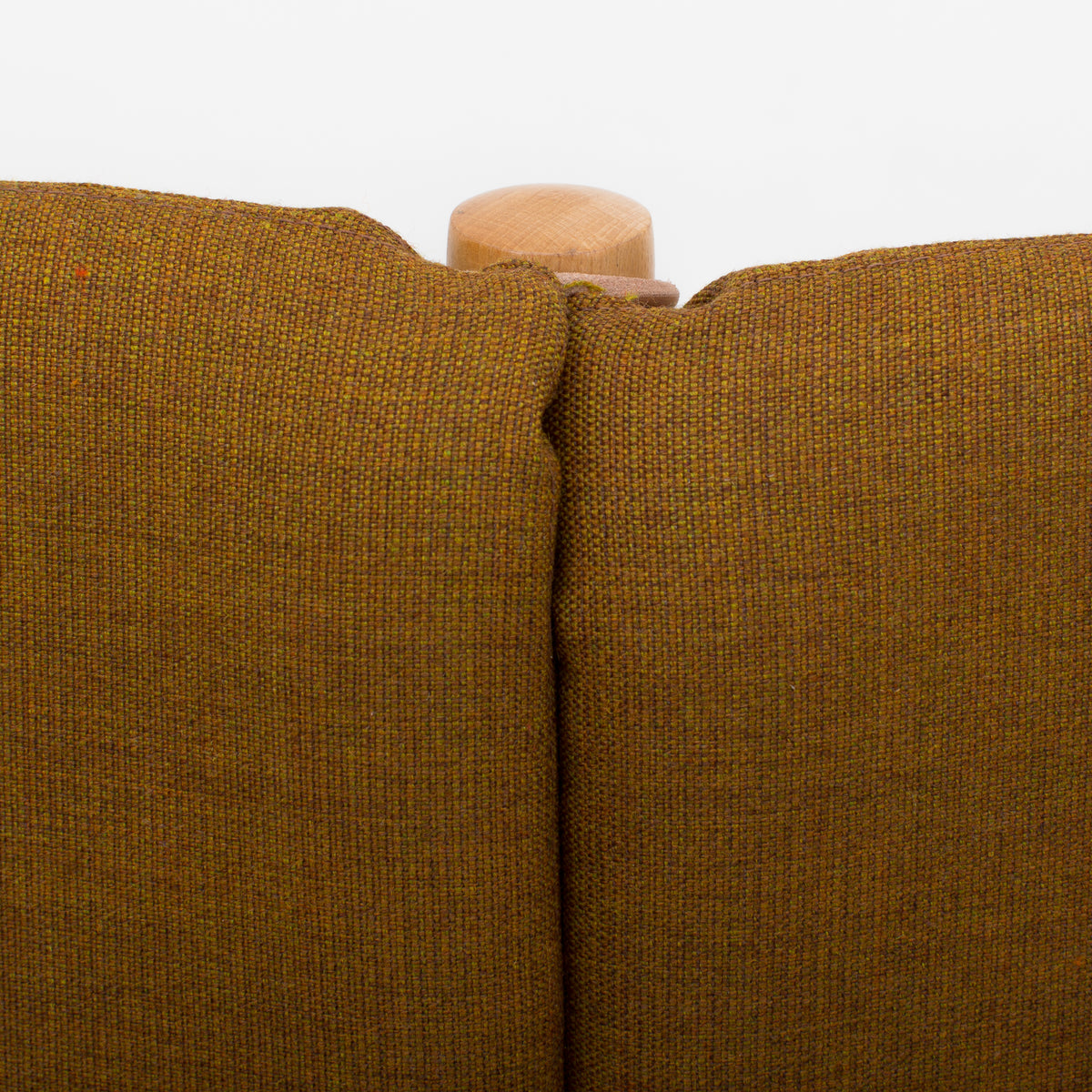 BM 1789 - Spoke-back sofa in new textile