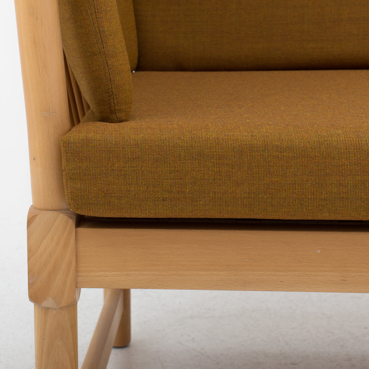 BM 1789 - Spoke-back sofa in new textile