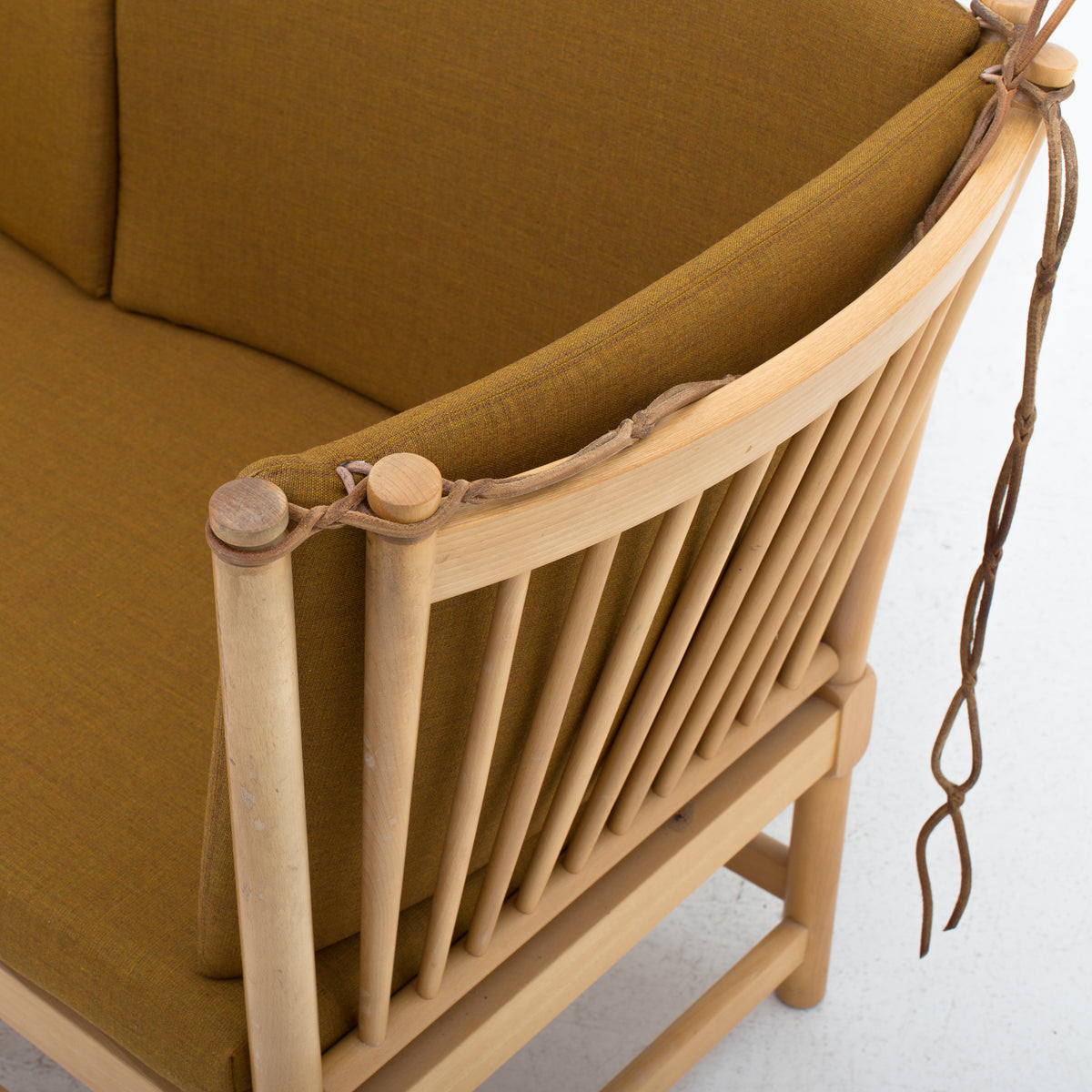 BM 1789 - Spoke-back sofa in new textile