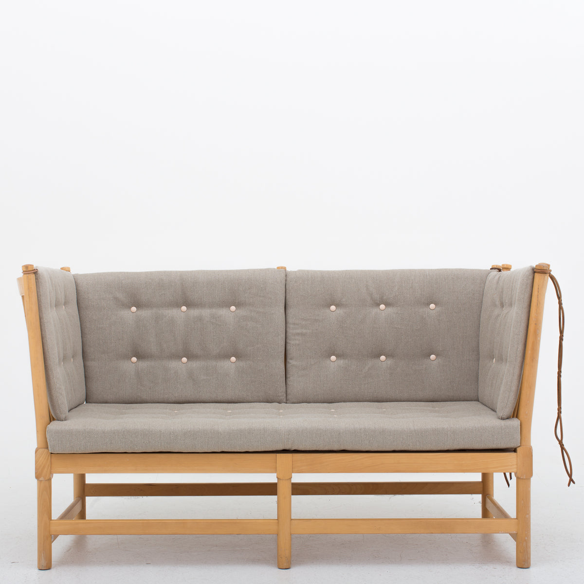 BM 1789 - Spoke-back sofa in new textile