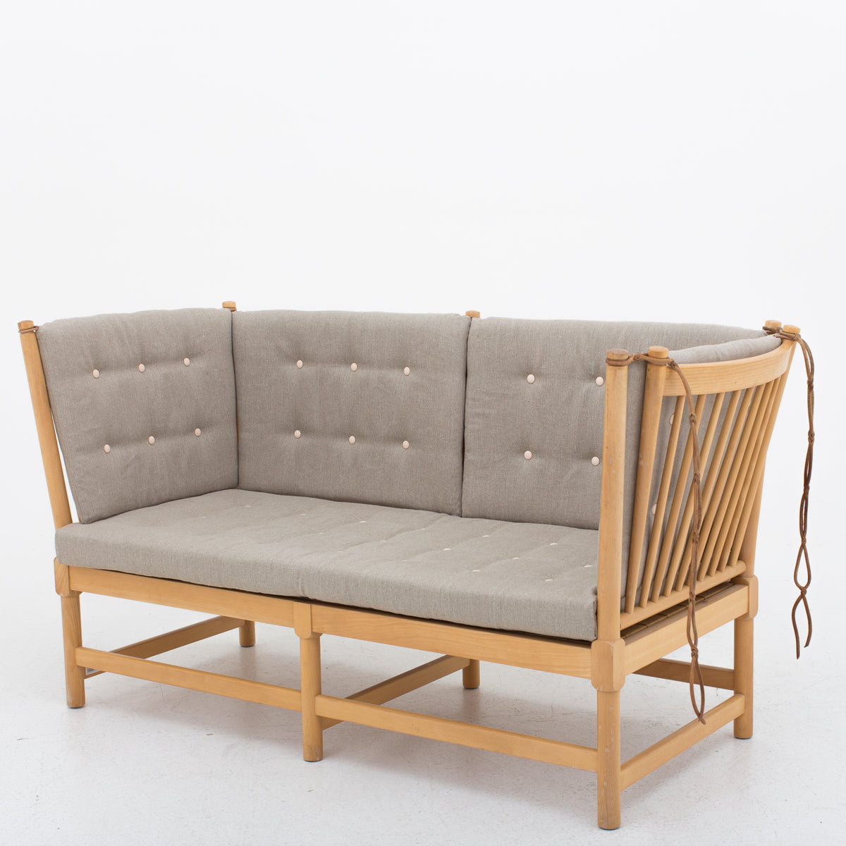 BM 1789 - Spoke-back sofa in new textile